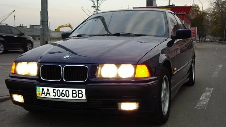 BMW 3 series MONTREALBLAU METALLIC 2