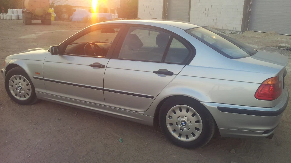 BMW 3 series перша 2