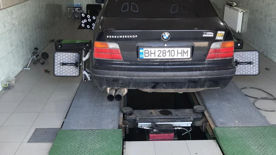 BMW 3 series тепер чорна куля на V8