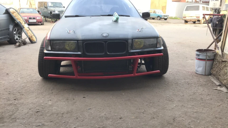 BMW 3 series тепер чорна куля на V8 3