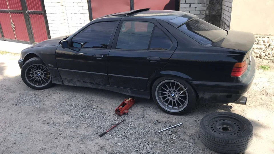 BMW 3 series тепер чорна куля на V8 4