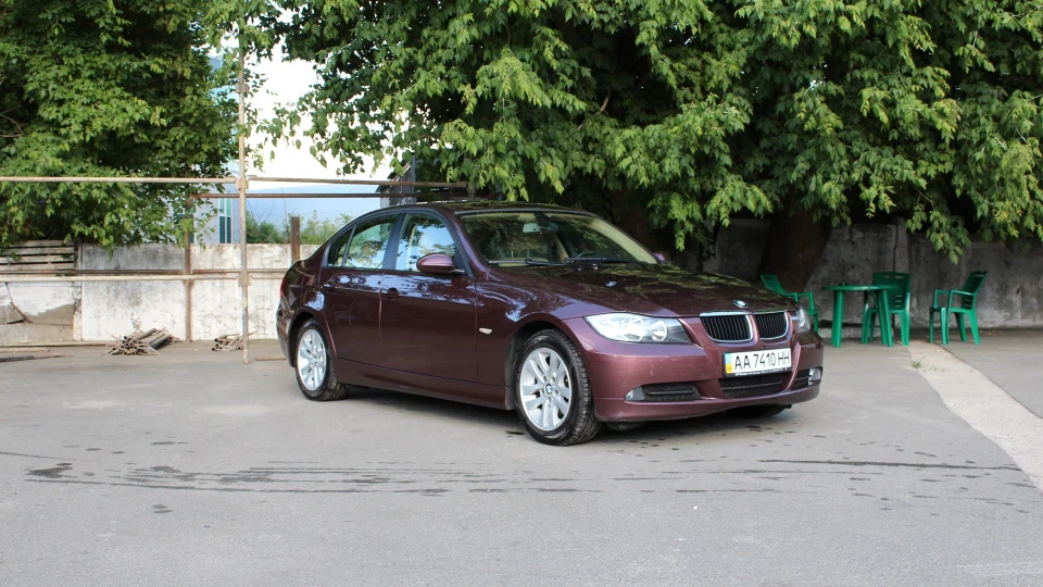 BMW 3 series Vermillion Red 2