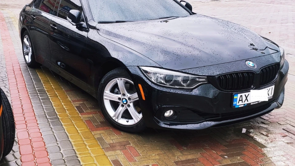 BMW 4 Series Gran Coupe Чорна бричка.