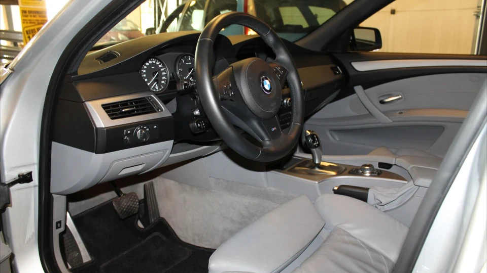 BMW 5 series Touring каструля, трактор, сарай 2
