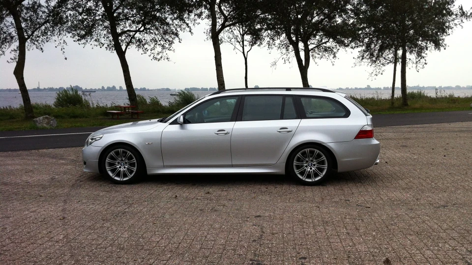 BMW 5 series Touring каструля, трактор, сарай 4