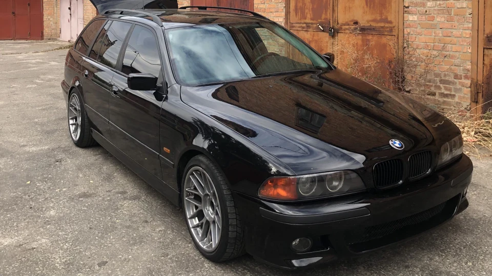 BMW 5 series Touring Schwarz 2
