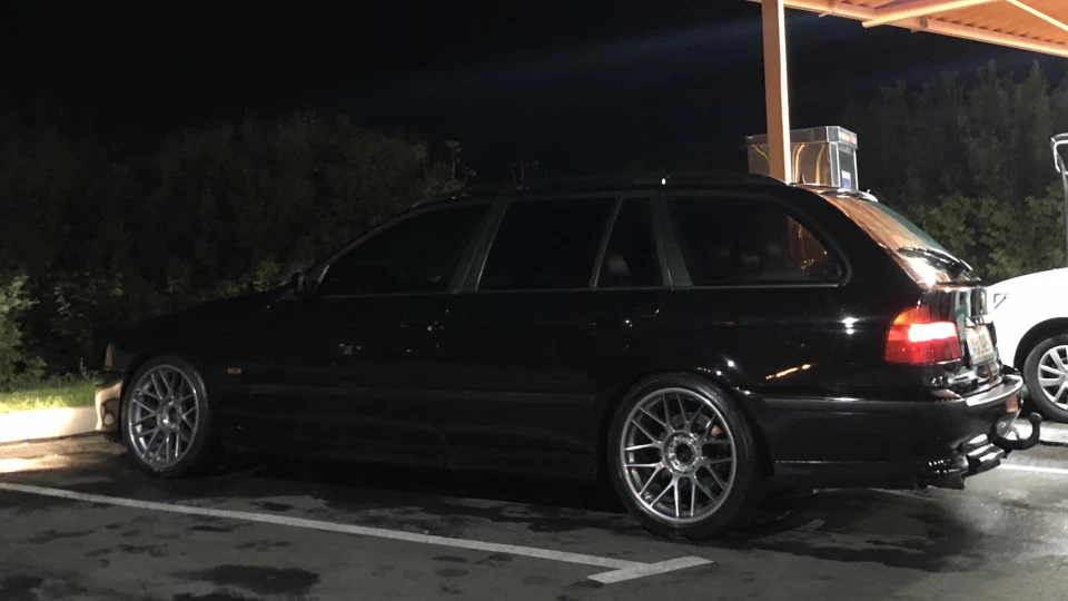 BMW 5 series Touring Schwarz 3