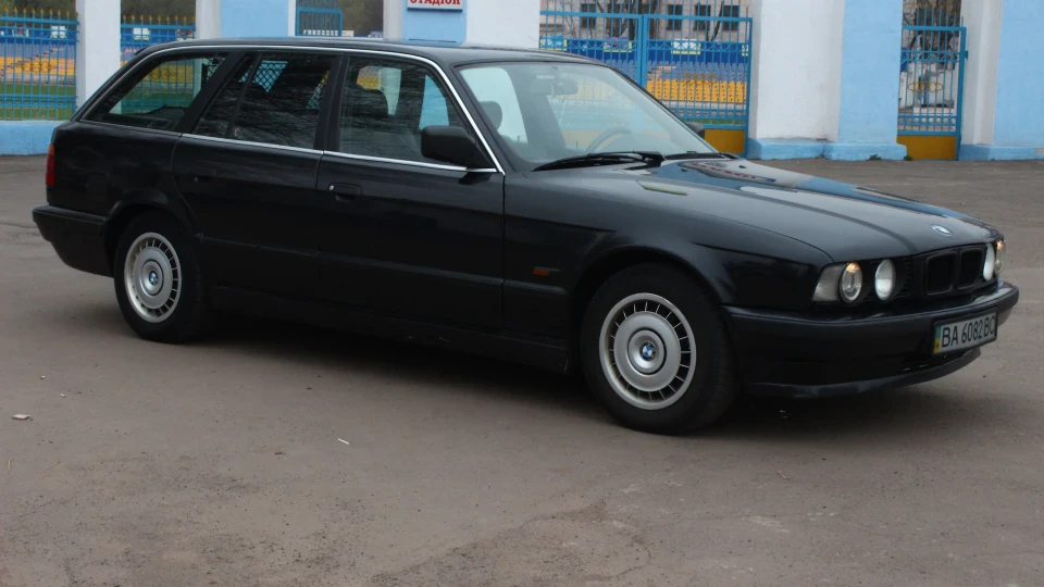 BMW 5 series Touring Сімейний V8 1