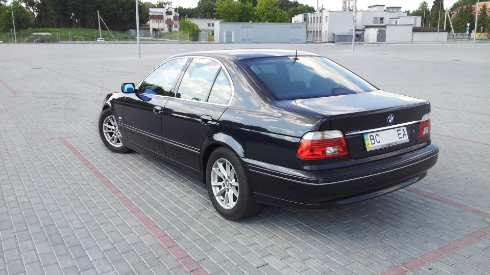 BMW 5 series 525d Black Sapphire Met. 3