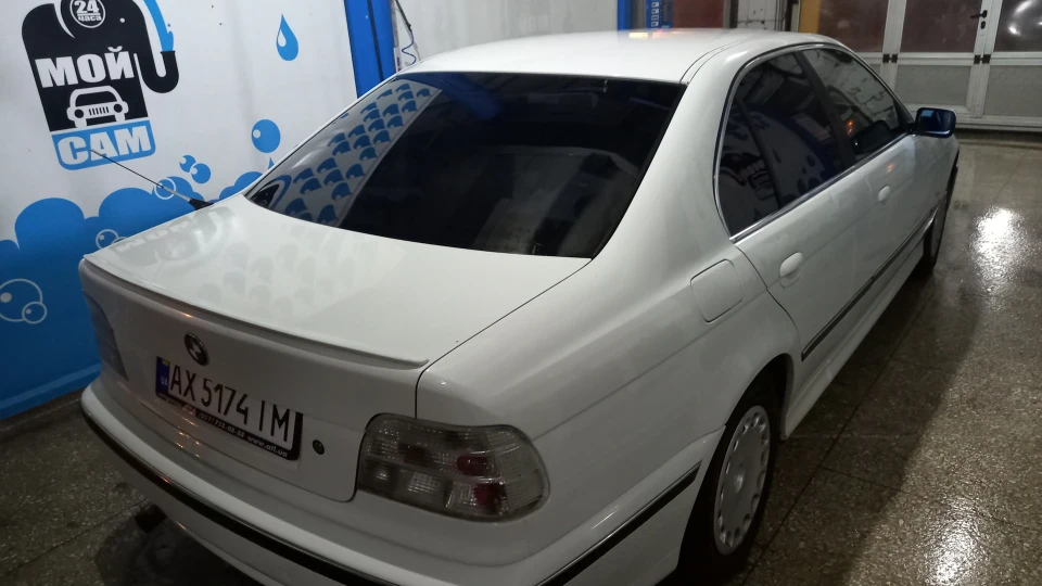 BMW 5 series Alpine White 2
