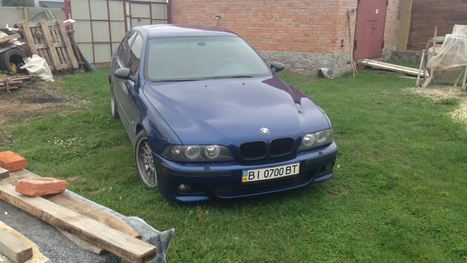 BMW 5 series Avus blau 2