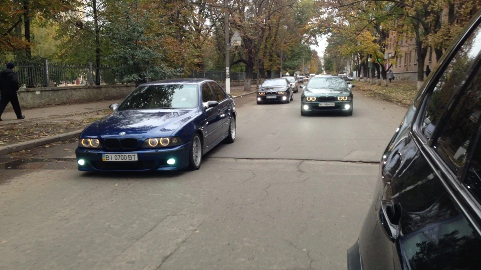 BMW 5 series Avus blau 3