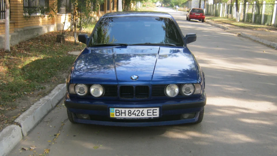 BMW 5 series bright blue 2