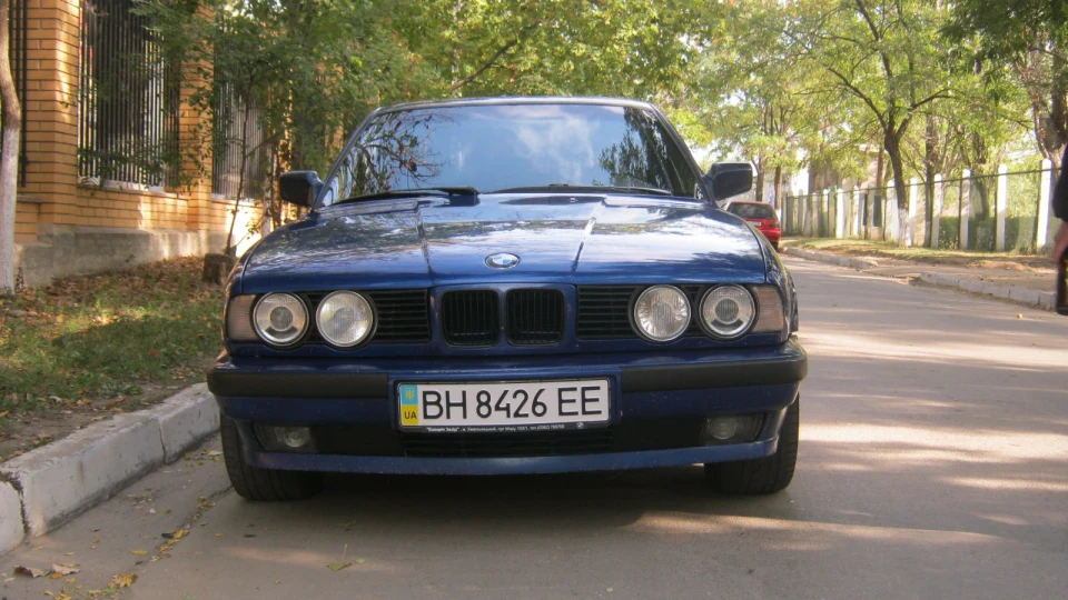 BMW 5 series bright blue 3