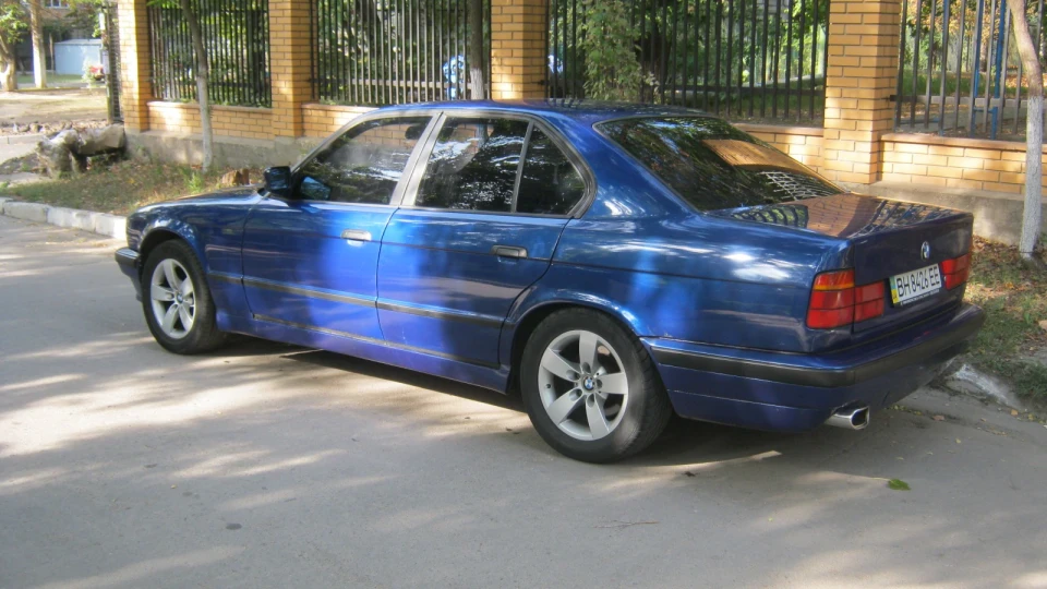 BMW 5 series bright blue 4