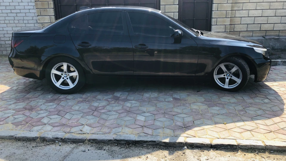 BMW 5 series Брюнетка 4