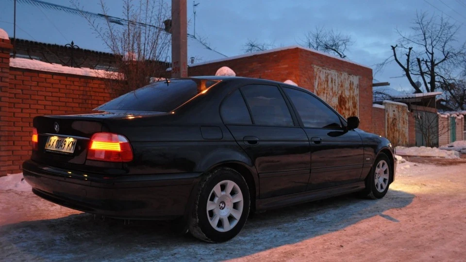 BMW 5 series чорна 520iA 4