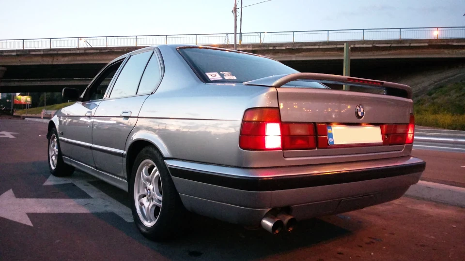 BMW 5 series CIRRUSBLAU METALLIC 2