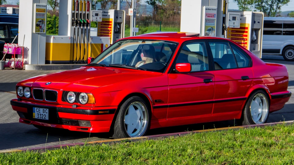 BMW 5 series Колір Ferrari 3