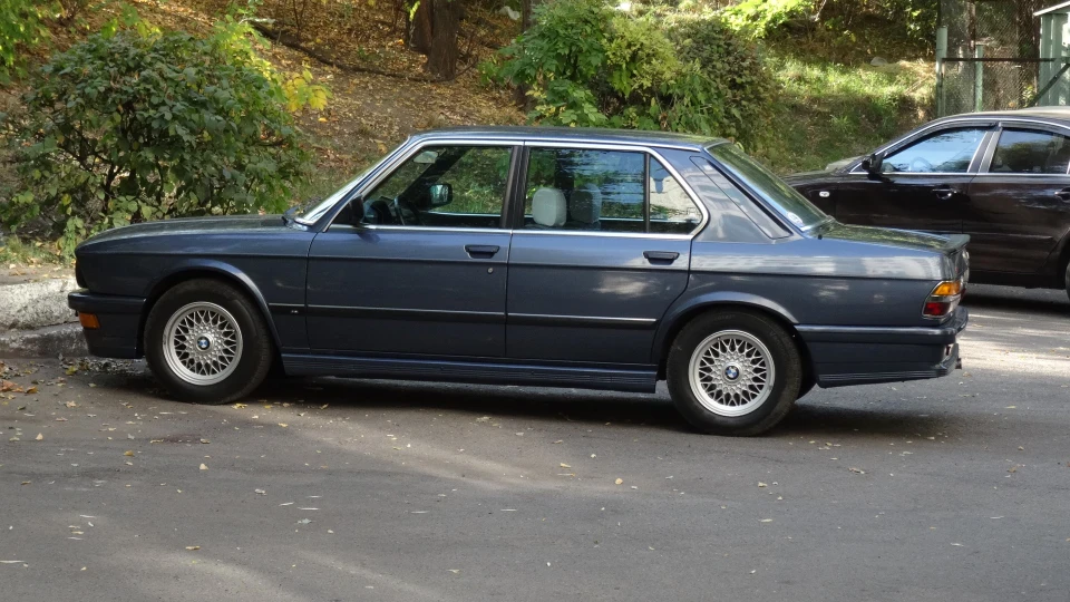 BMW 5 series Дідусь їздив до церкви)