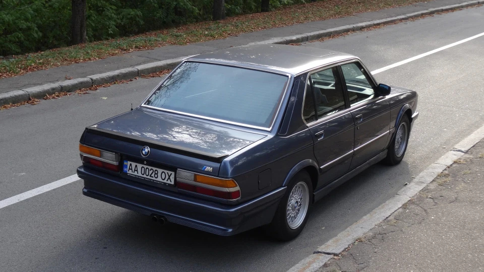 BMW 5 series Дідусь їздив до церкви) 4