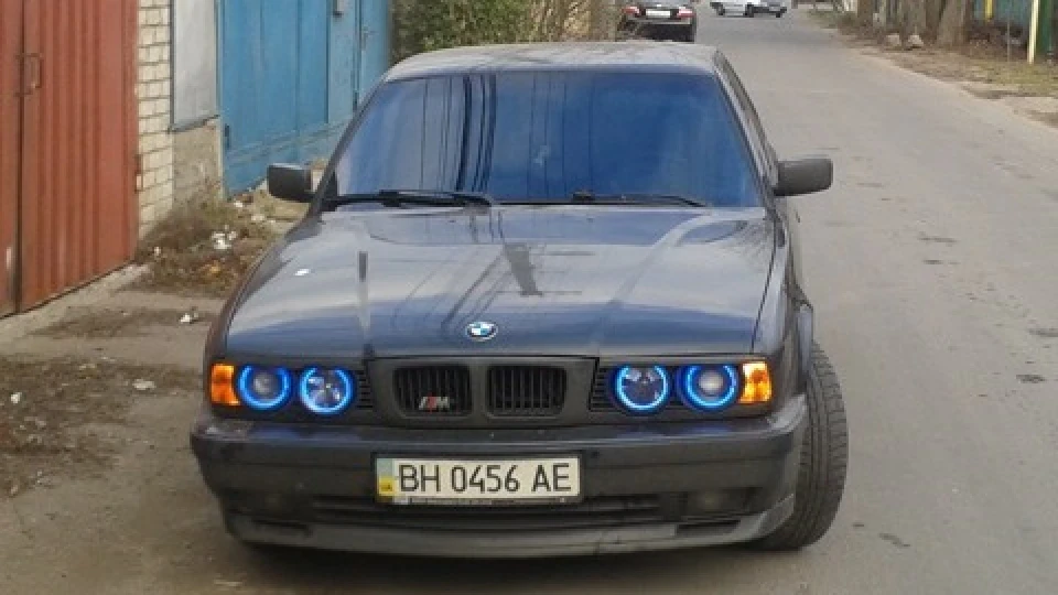 BMW 5 series DIAMANTSCHWARZ METALLIC 4
