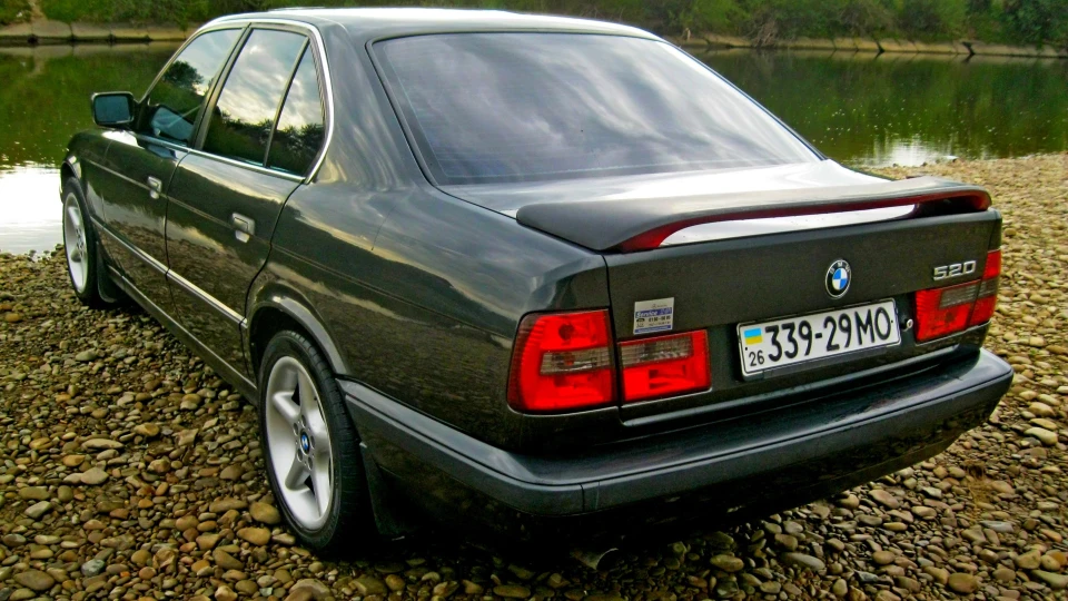 BMW 5 series DIAMANTSCHWARZ metallic 2