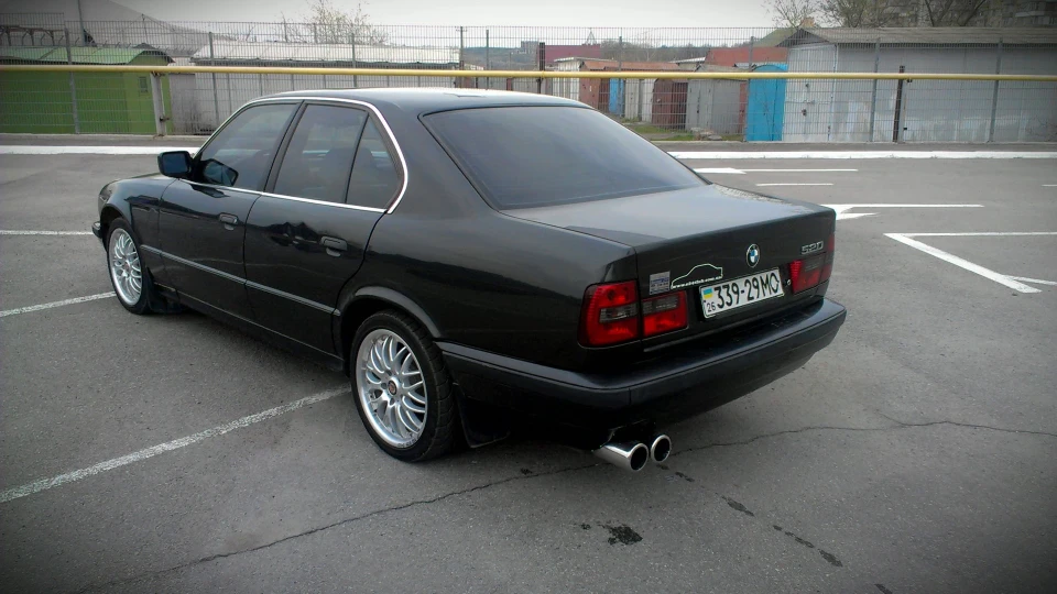 BMW 5 series DIAMANTSCHWARZ metallic 3