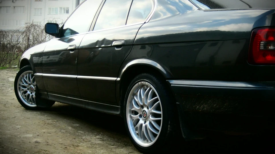 BMW 5 series DIAMANTSCHWARZ metallic 4