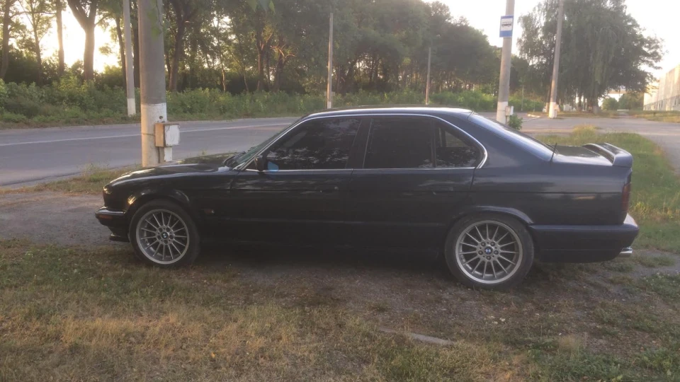 BMW 5 series Diamondshvarz metallic 2
