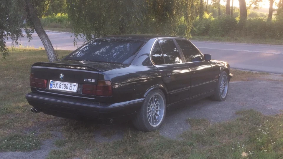 BMW 5 series Diamondshvarz metallic 3