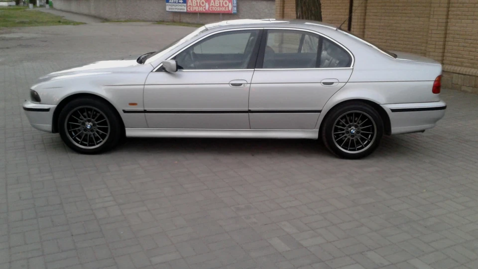 BMW 5 series два та вісім 2
