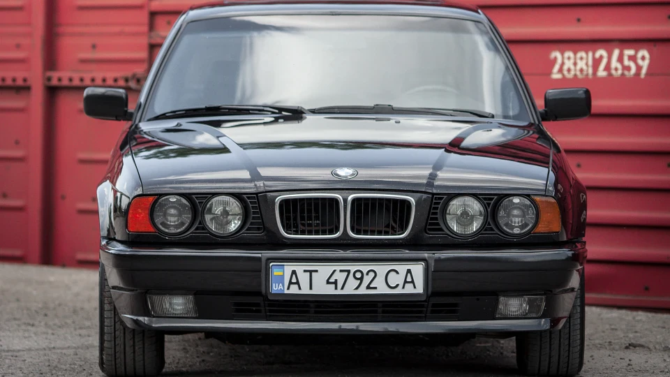 BMW 5 series E34 COSMOSSCHWARZ 3