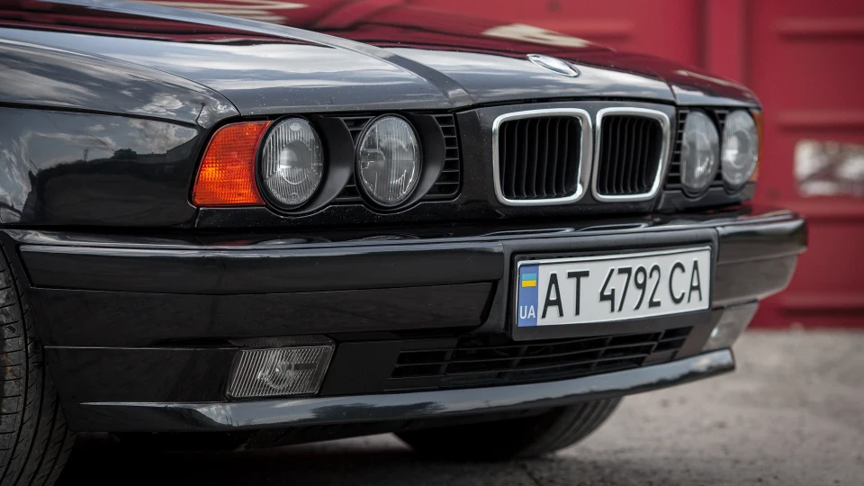 BMW 5 series E34 COSMOSSCHWARZ 4