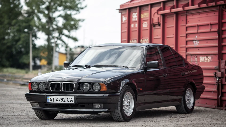 BMW 5 series E34 COSMOSSCHWARZ 5