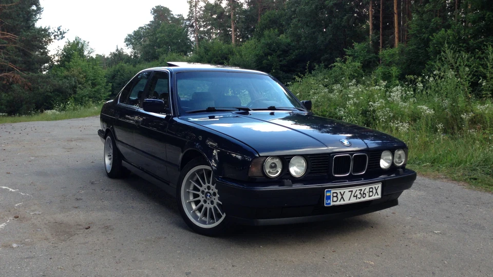 BMW 5 series LAZURBLAU METALLIC