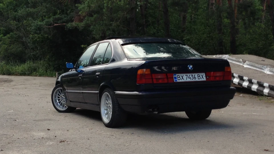 BMW 5 series LAZURBLAU METALLIC 3