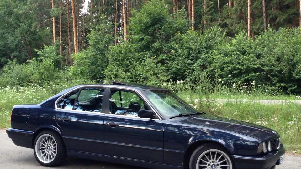 BMW 5 series LAZURBLAU METALLIC 4