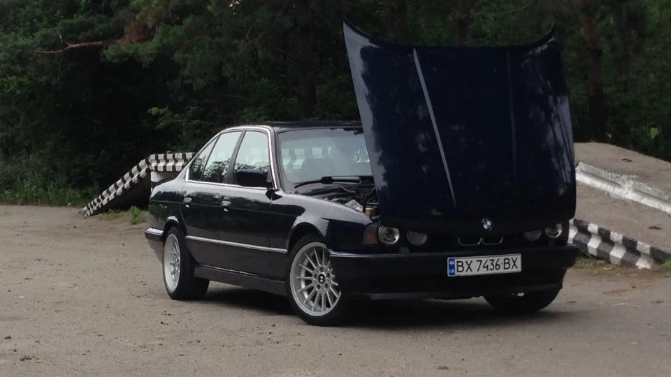 BMW 5 series LAZURBLAU METALLIC 5