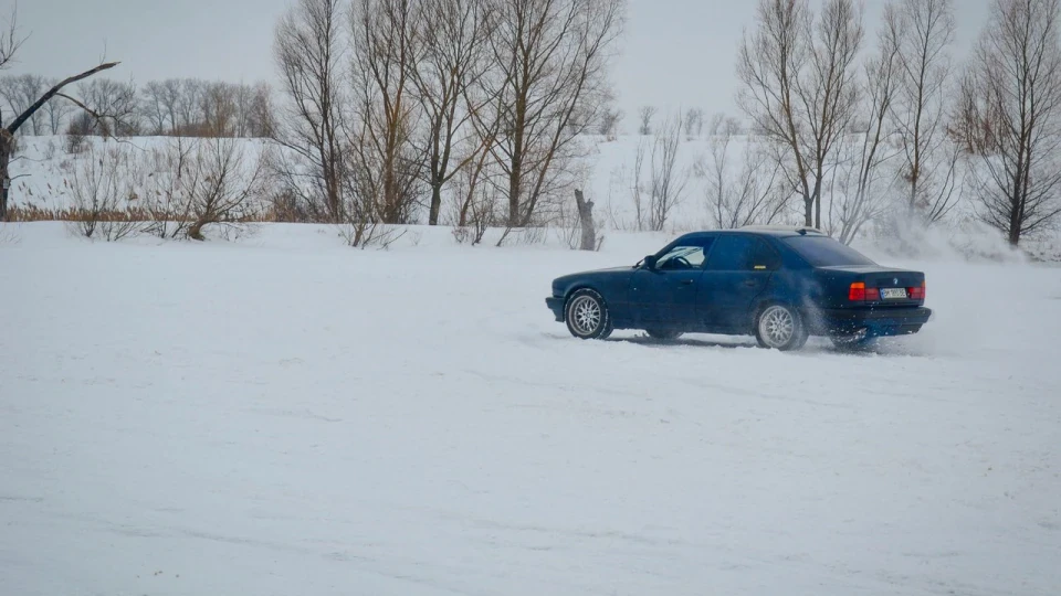 BMW 5 series синя двушка 4