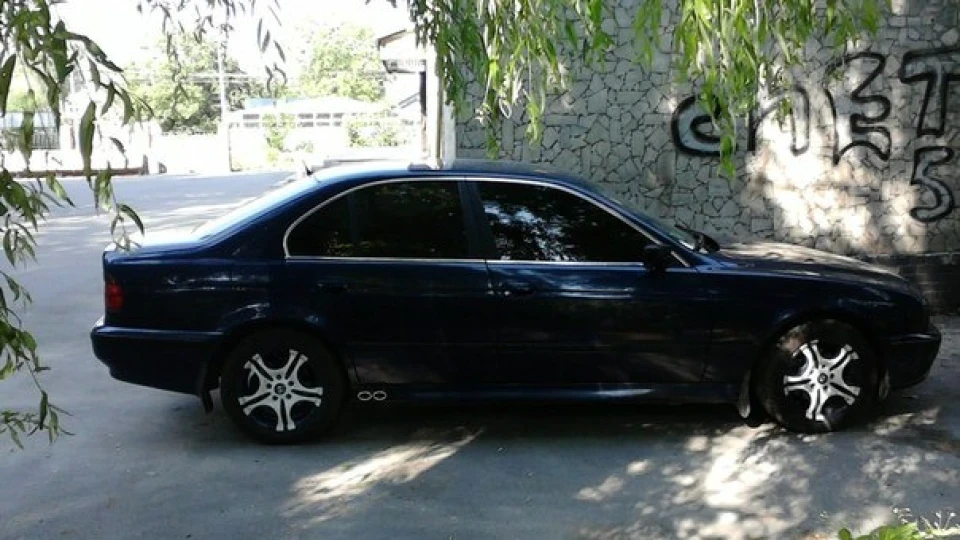 BMW 5 series синій метал 2