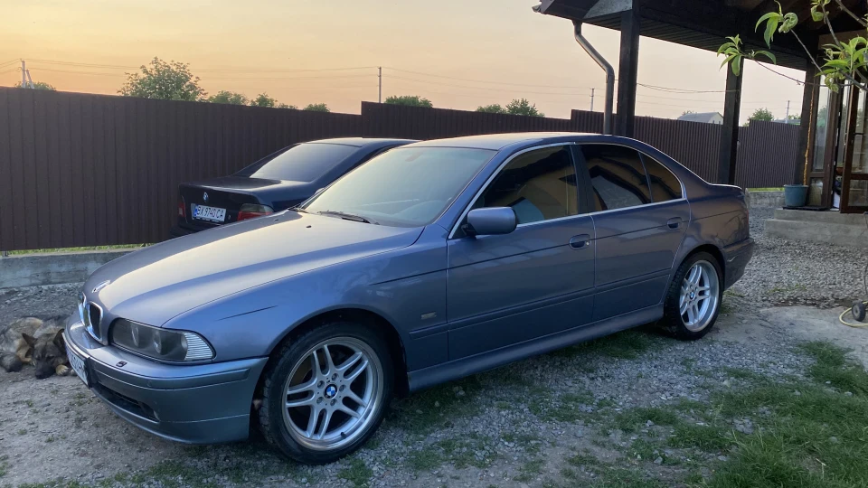 BMW 5 series Stahlblau ( 372) 2