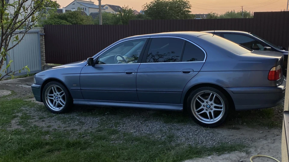 BMW 5 series Stahlblau ( 372) 3