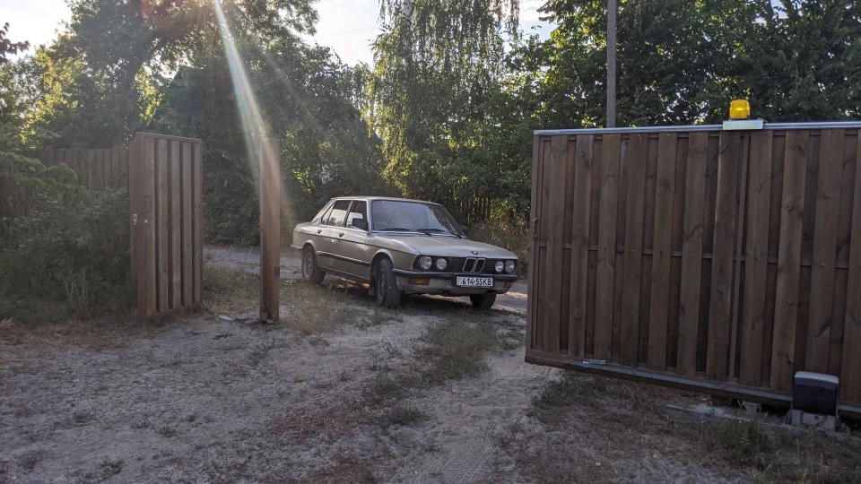 BMW 5 series Золота акула