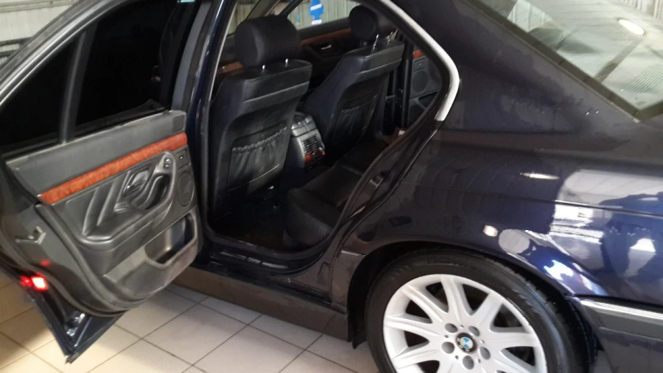 BMW 7 series 730d Темно-синій металік 3