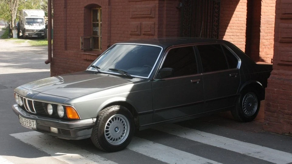 BMW 7 series 735i Автомат Калашнікова 2