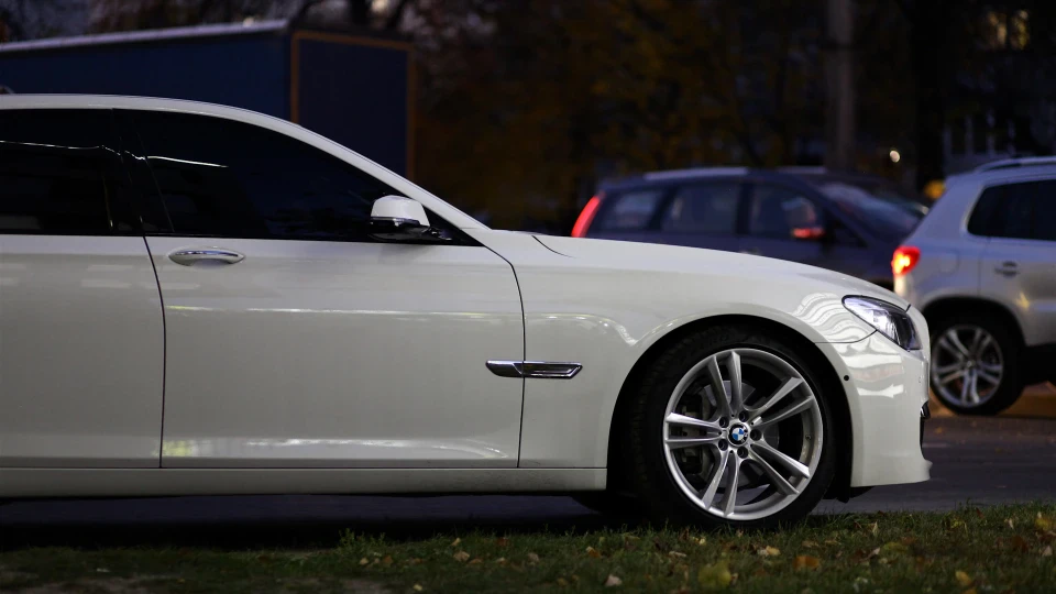 BMW 7 series "Alpin Weiss" 4