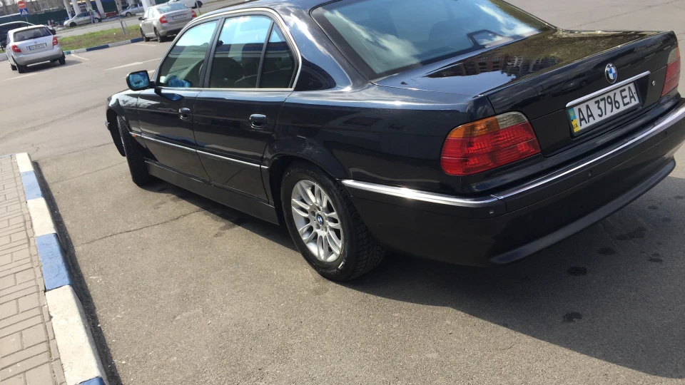 BMW 7 series Чорний бумер 4