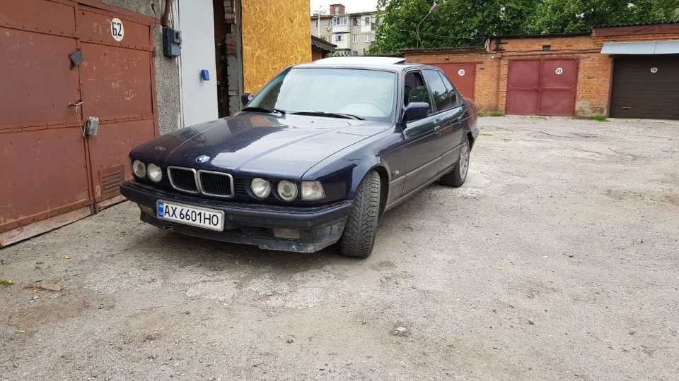 BMW 7 series Диванчик на V8