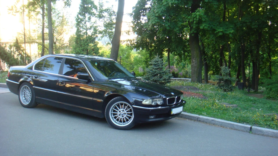 BMW 7 series Ніжно-Чорного кольору) 2